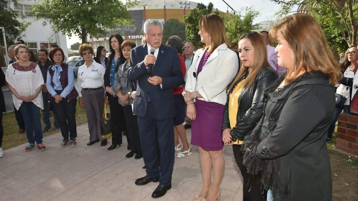 01 Entrega alcalde la Plaza de la Mujer